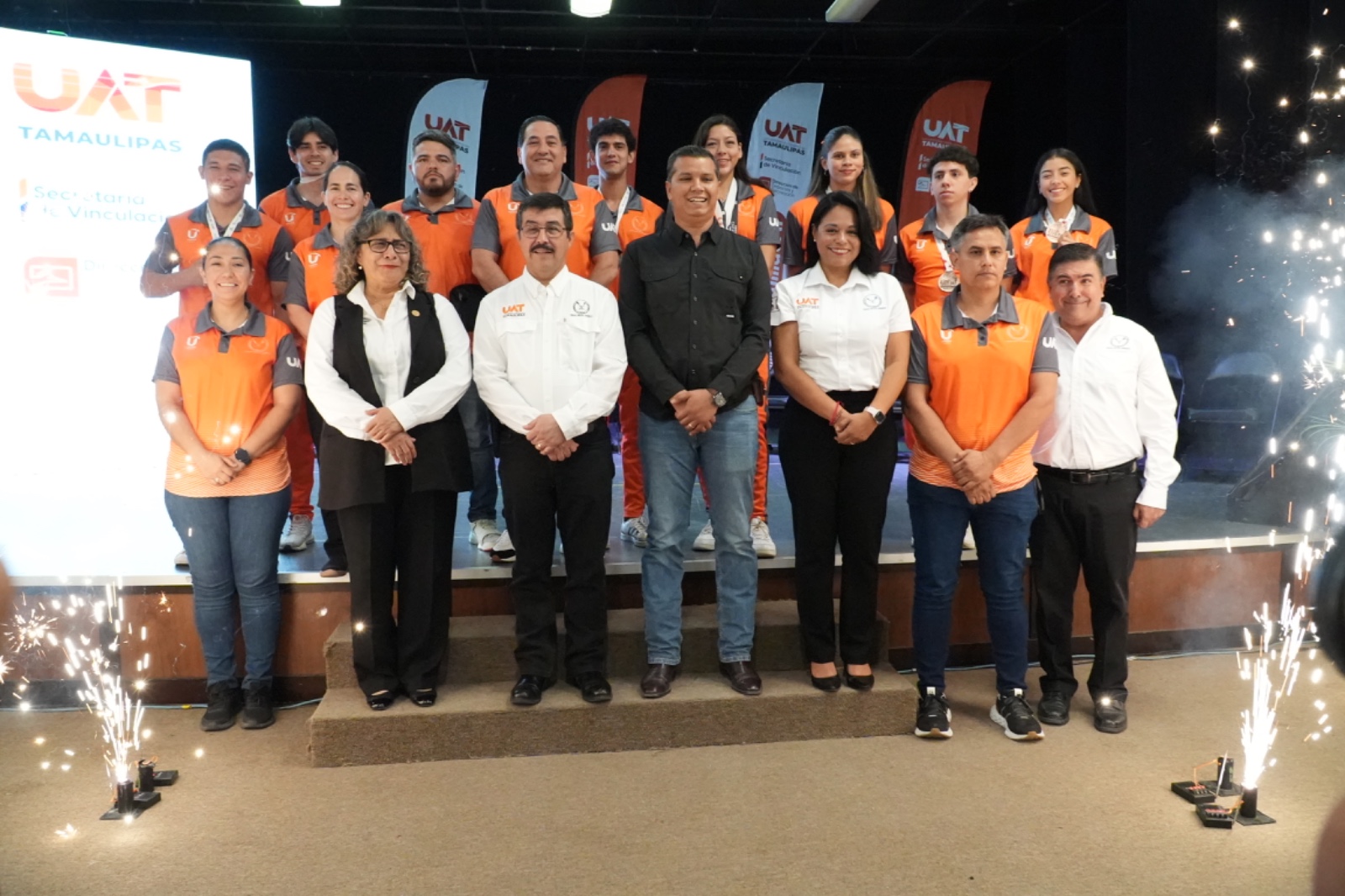 Reconoce la UAT a estudiantes destacados. - En Público