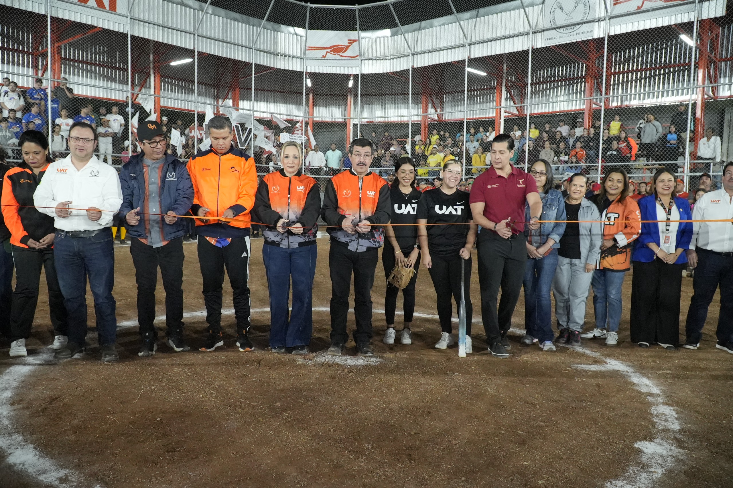 Inaugura rector Dámaso Anaya el Parque Universitario de Softbol de la UAT